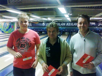 Voittaja Ari Jehkinen keskellä